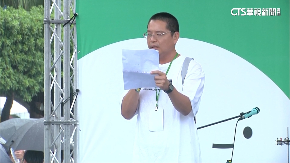 參加遊行遭出征　余爸嘆：終於領教側翼的厲害