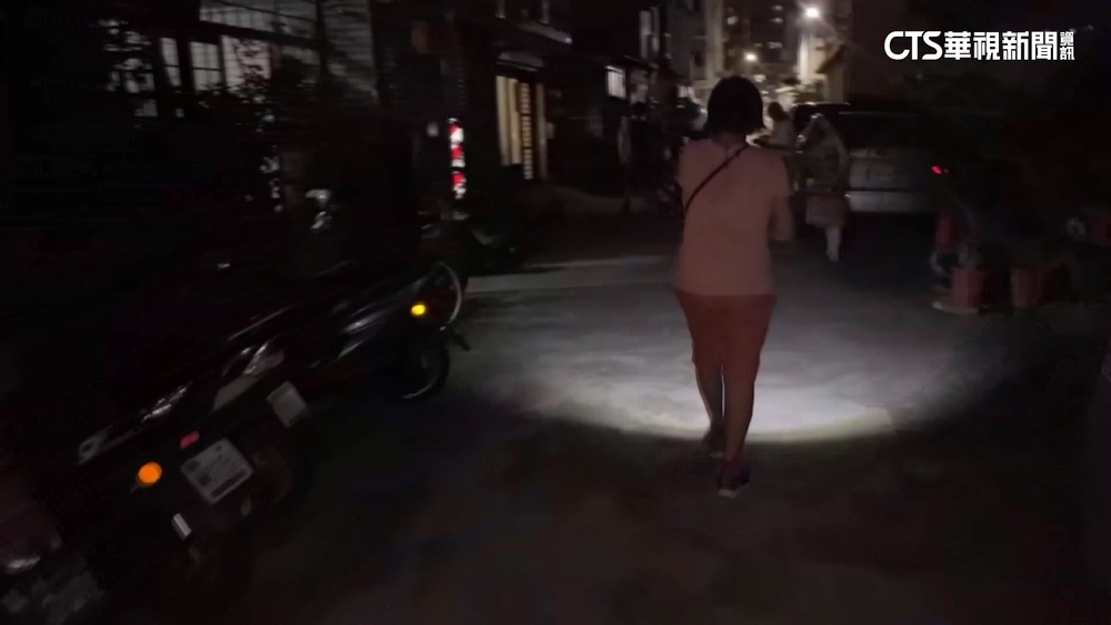 高雄1天3度停電！　民眾熱到跑戶外.躲超商吹冷氣