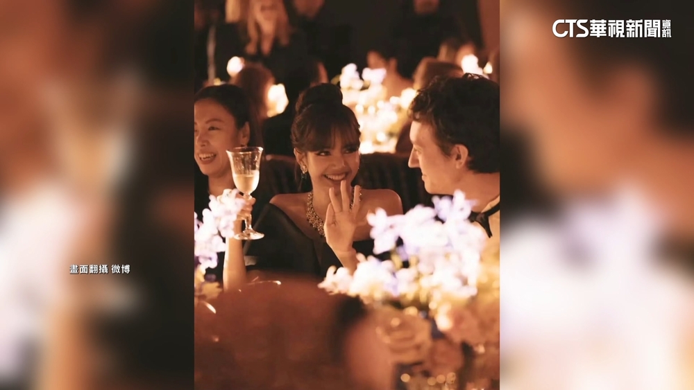 LISA義大利看秀世界首富兒相伴　熱戀緋聞延燒