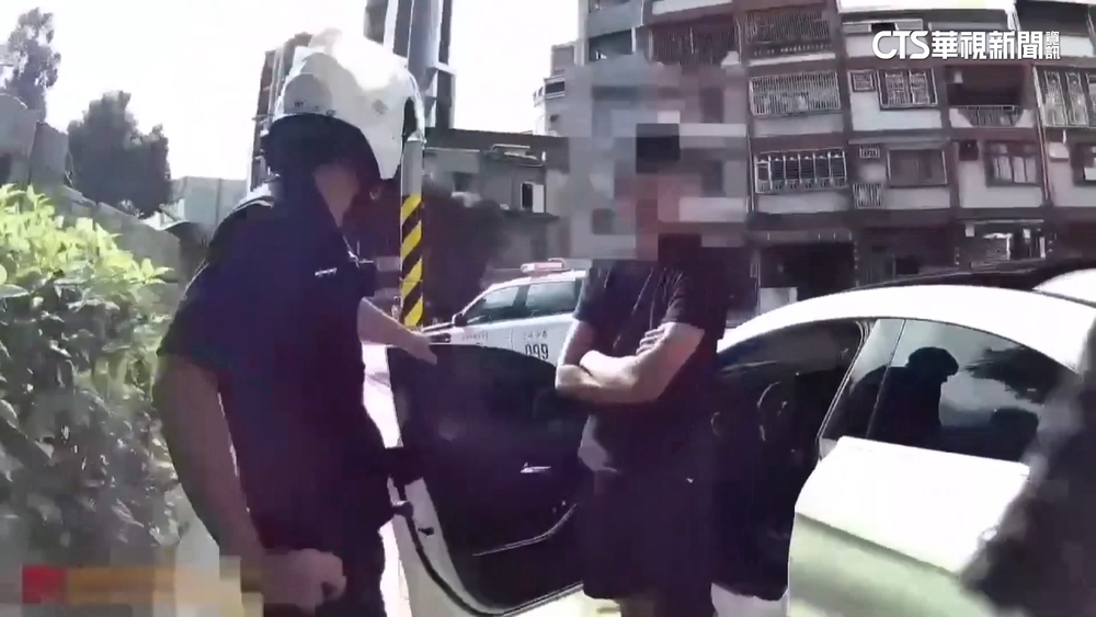 逆向堵路中害塞車！　駕駛叼氣球吸笑氣吸到睡著