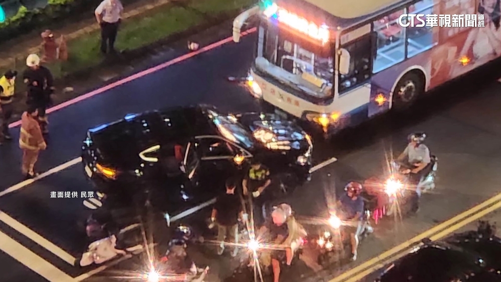 轎車駕駛疑癲癇發作　逆向撞4機車.客運1命危2傷