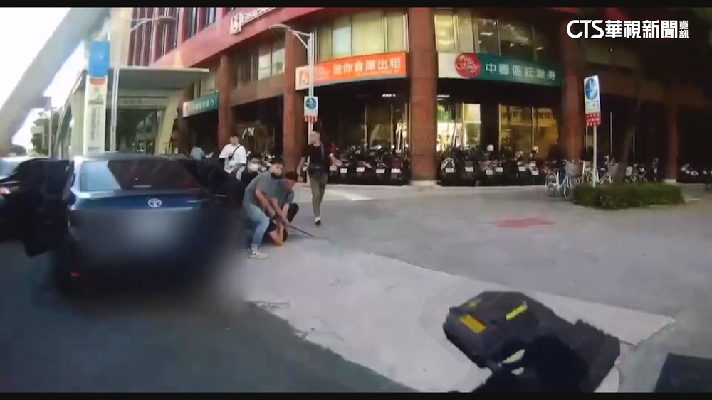 大批員警當街圍捕　喝斥車手「下車」壓制