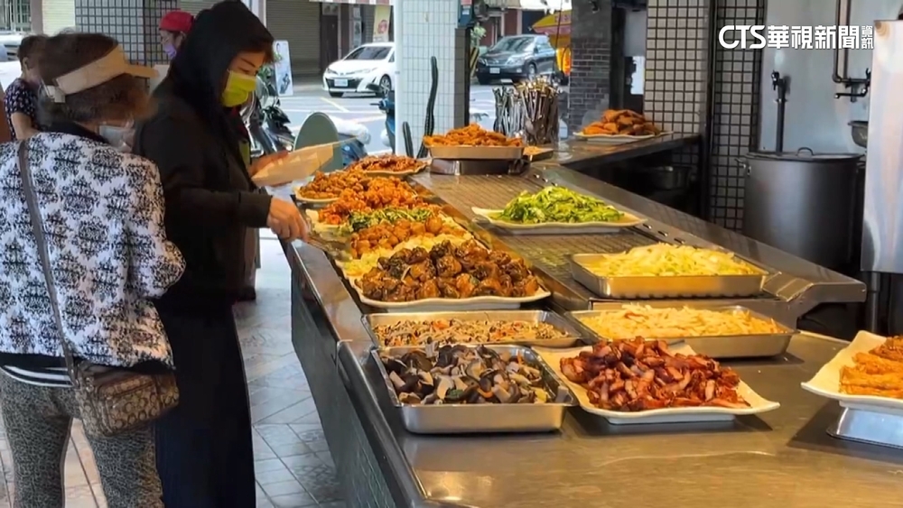 高雄市自助餐夾4菜1肉算160元　饕客結帳傻眼