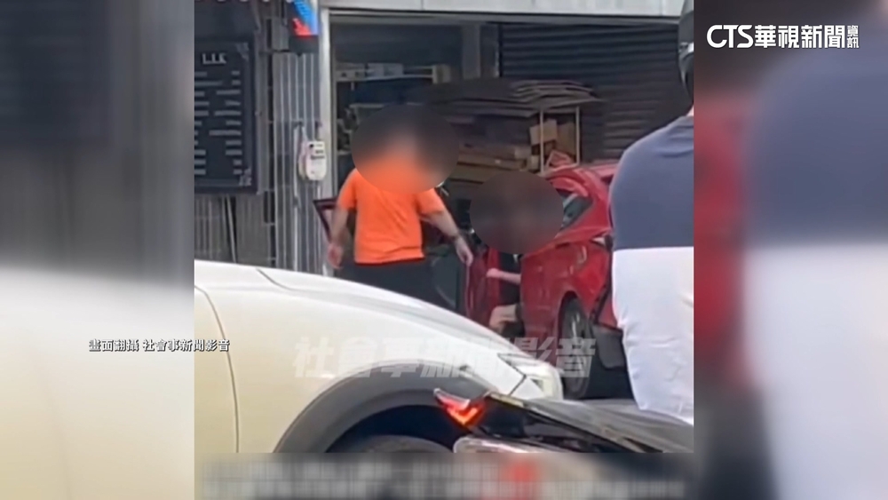 不滿對方肇逃　惡煞砸車「掰彎車門」.圍毆駕駛