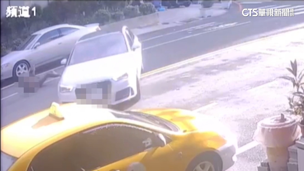 又是酒駕！　台南女開車撞行人害命危　暴衝進騎樓