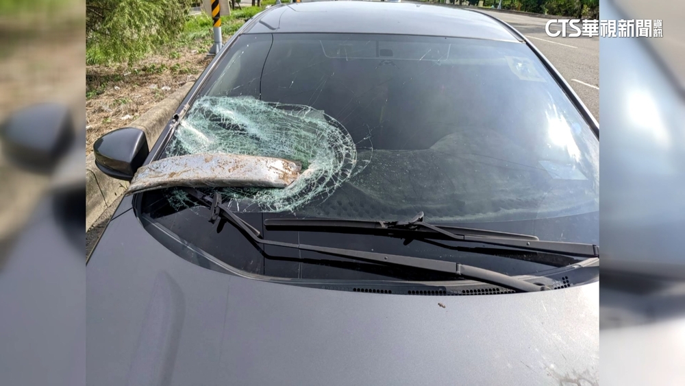 國道血滴子！　鐵塊迎面飛來「插轎車擋風玻璃」