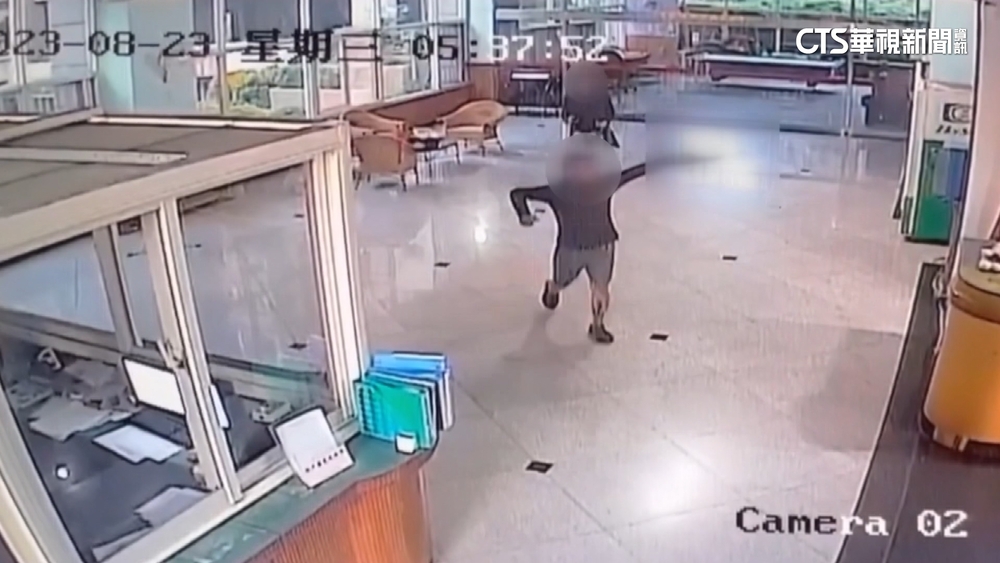 加油站雙煞反目！男持槍闖社區　稱「替母出氣」