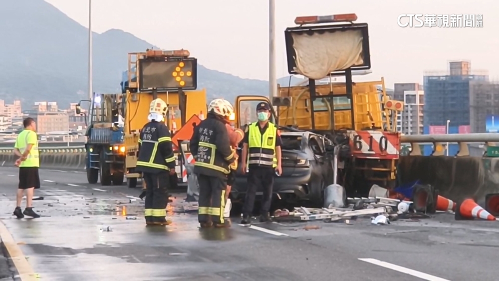 高速衝撞工程警戒車 爆炸起火!車主喪命