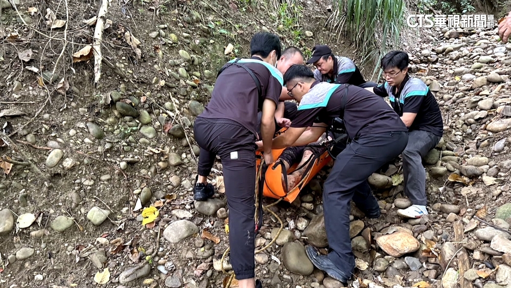 爬山失足「摔5樓高邊坡」　命大！男臉傷.腳骨折