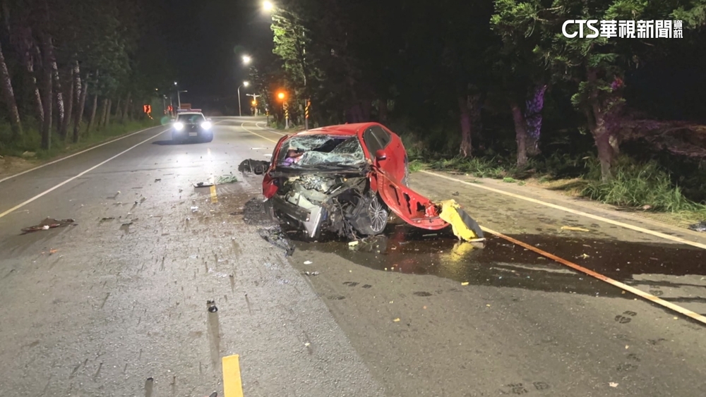 澎湖男開車自撞路樹車頭全毀　駕駛一度受困