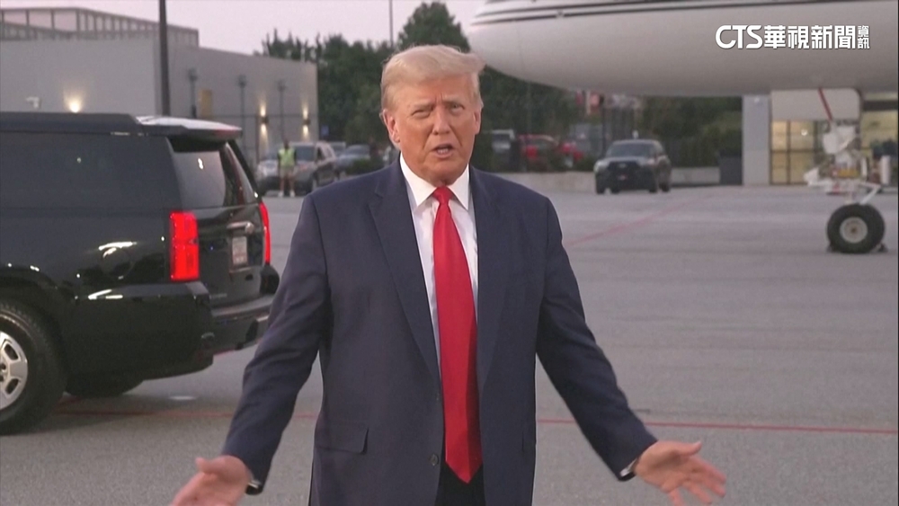 川普喬治亞州投案　「瞪鏡頭」嫌犯檔案照曝光