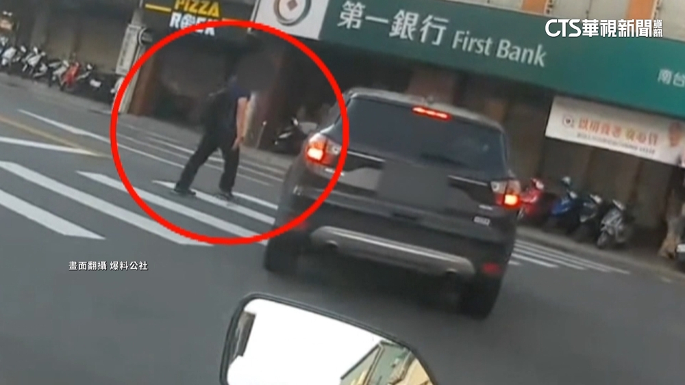 休旅車左轉直衝險撞行人　網諷：A柱大概有三公尺