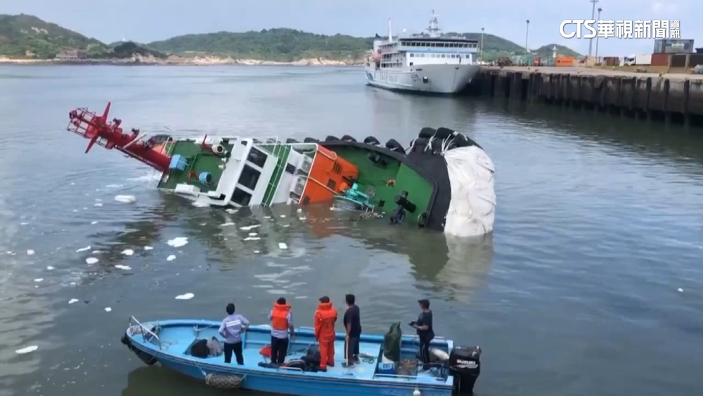 造價2億拖船擦撞新台馬輪沉沒！　5船員驚險獲救