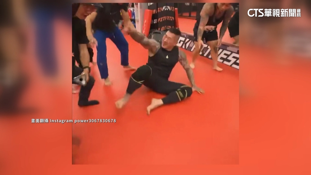 館長學賴品妤跌倒　網紅金鋼刀批：很低級