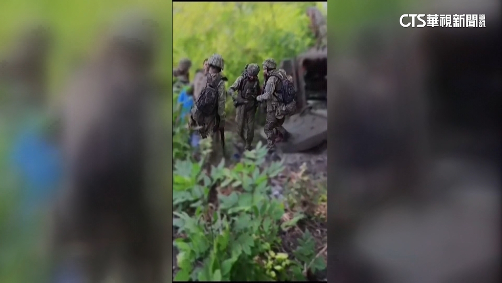 烏克蘭獨立紀念日　烏軍登克里米亞插國旗