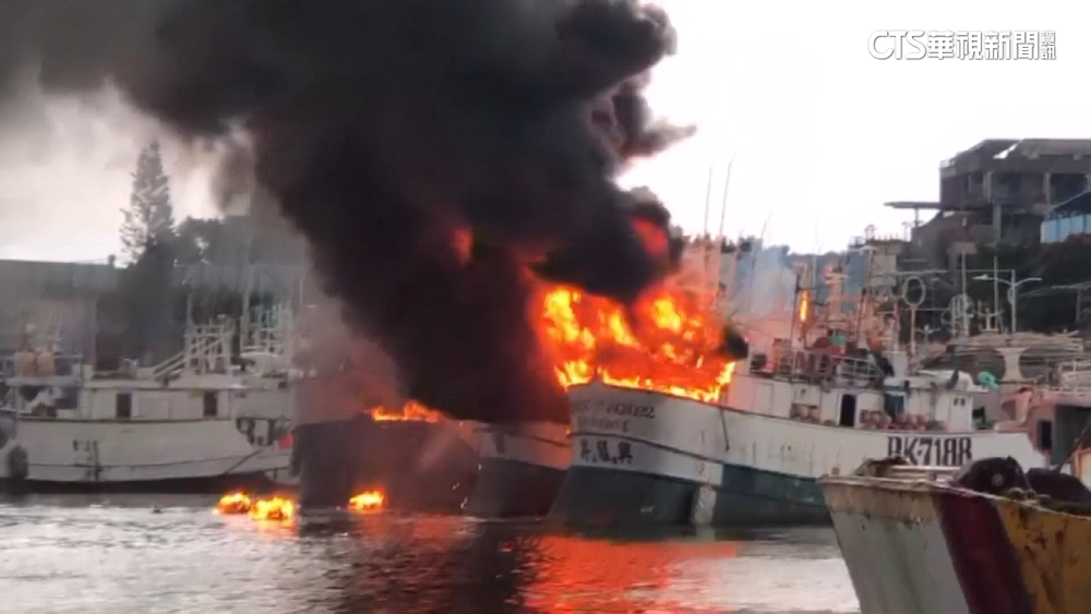 疑電線走火！　屏東東港漁港火燒船延燒5漁船