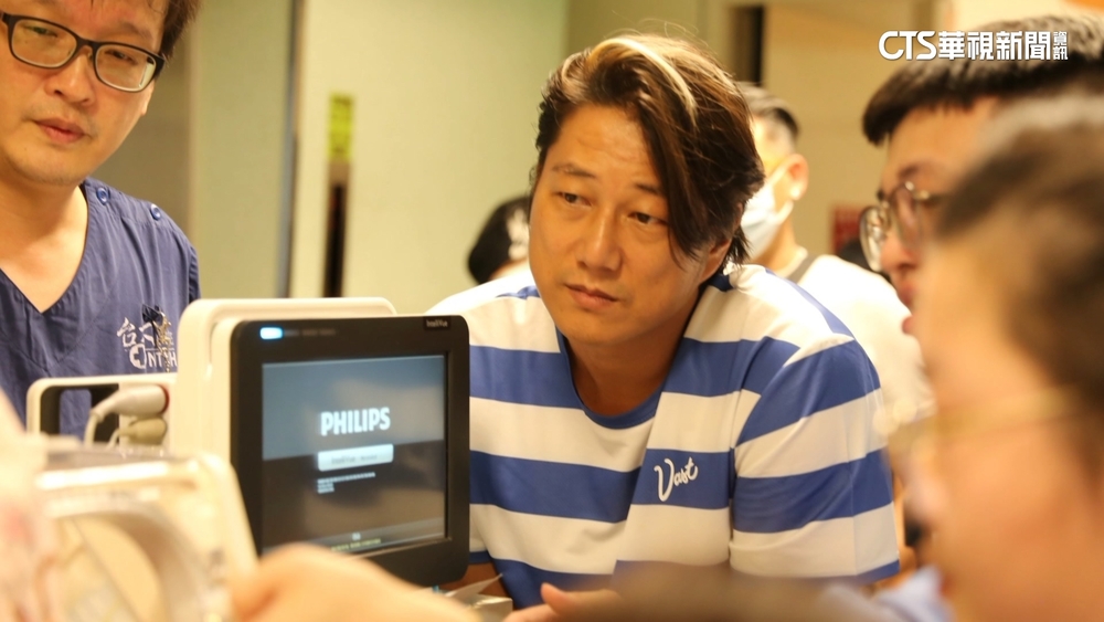 「韓哥」現身台大兒童醫院　關心病童超暖心