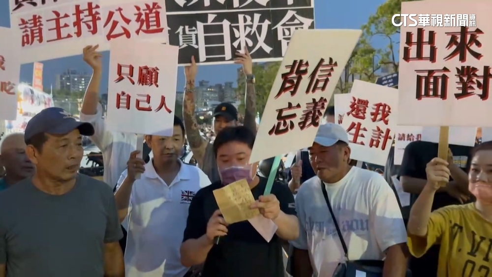 台南大東夜市爆攤位糾紛　大批攤商組自救會陳情