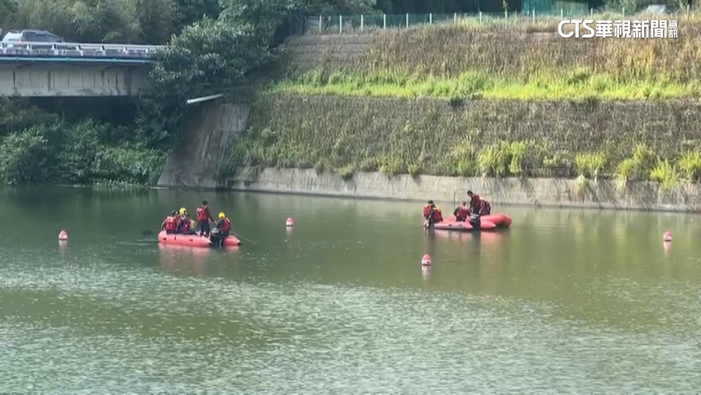 新竹峨眉湖玩立槳落水　男「沒穿救生衣」溺斃