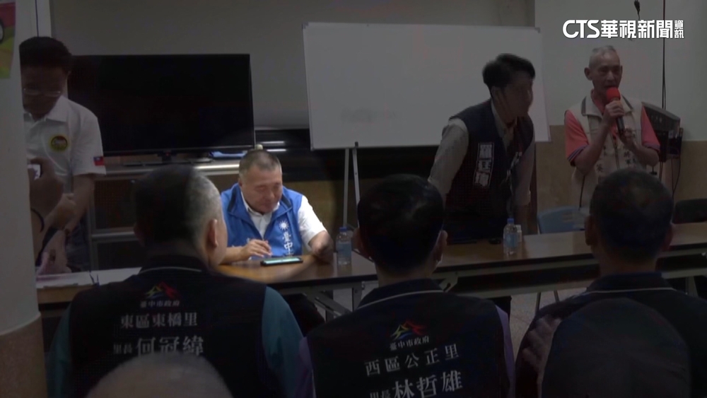 無心陪侯跑行程？　中市黨部主委低頭疑玩手遊