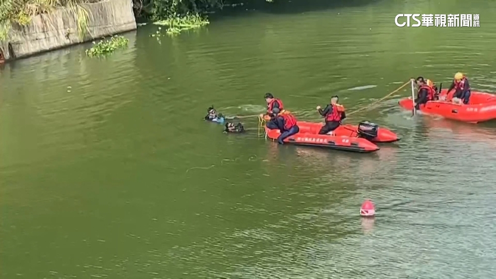 峨眉湖玩立槳落水！　男未著救生衣.綁腳繩溺斃
