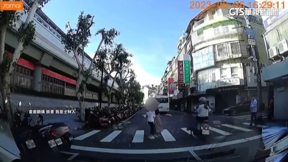 母女走斑馬線沒車讓　女童慘遭撞倒輾過