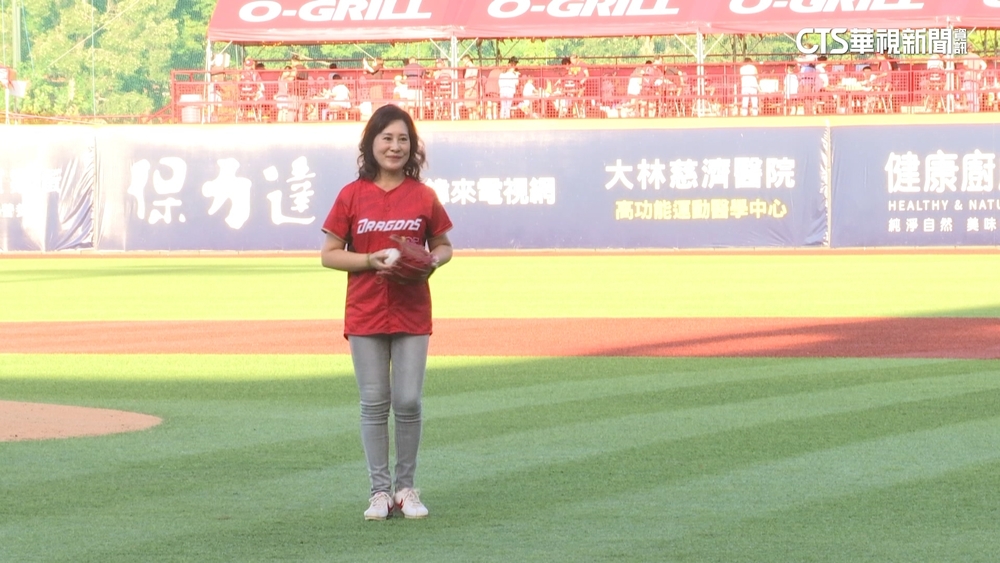 味全龍「徐總日」　大義開球重演合照「生明大義」