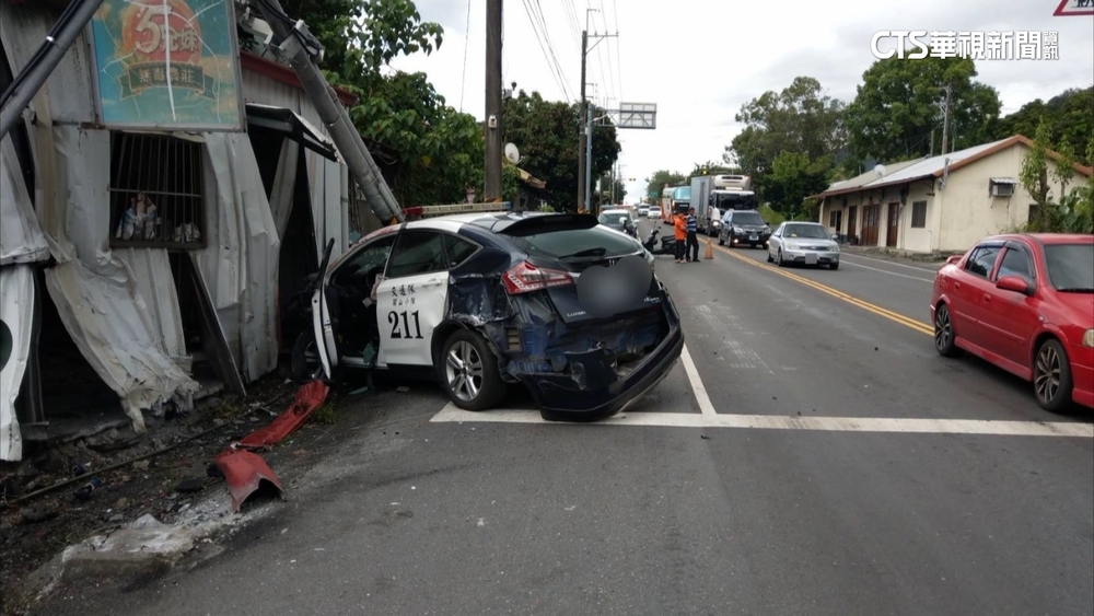 「警車逆向」為閃騎士失控撞民宅　電桿也遭殃