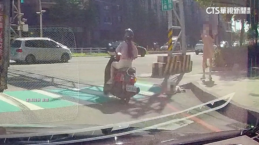 太驚險！　大人滑手機　「學步娃」跌馬路險被撞