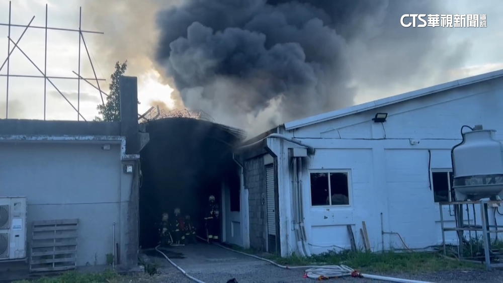 五結電動機車工廠大火　警消布水線搶救