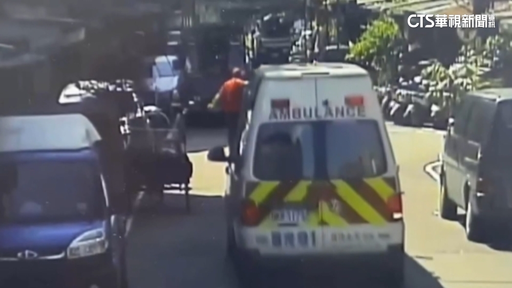 板橋宮廟拆普渡棚架　工人踩空直墜地面急送醫