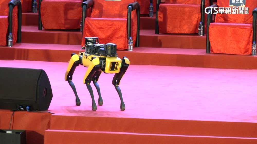 台大開學典禮走科技風　機器人狗.無人機成亮點