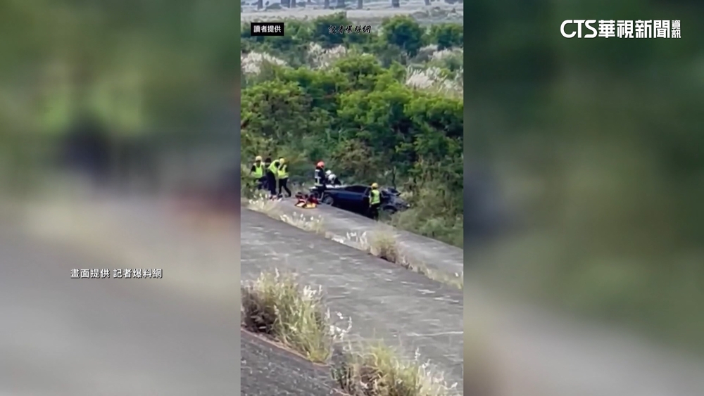 男開車衝越堤防墜草叢　副駕妻頭顱破裂不治