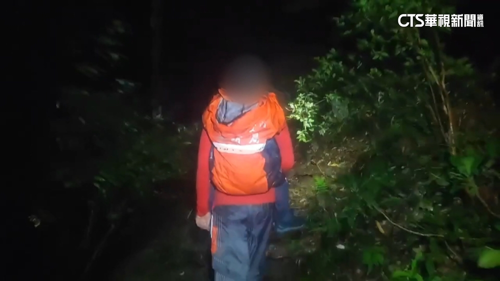 男帶2兒登山因夜雨受困　警消及時尋獲