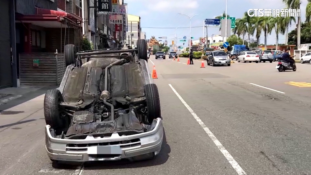 轎車疑超車不當　擦撞前車翻覆滑行40米