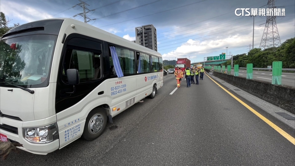 國1汐止段貨櫃車追撞中巴　韓旅行團10人傷