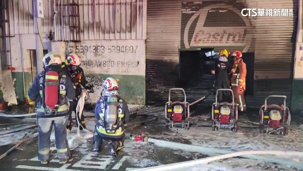 存放油料！　台中汽車修配廠突冒大火濃煙