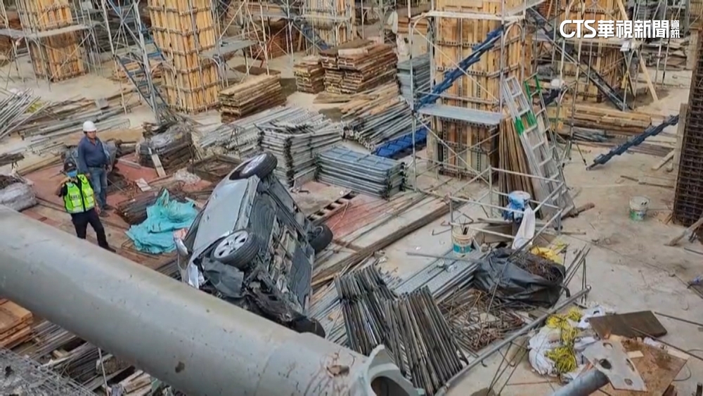 轎車失控墜兩層樓工地　1男1女受傷送醫