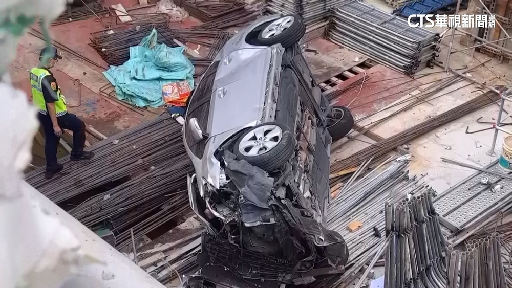 酒駕闖禍！　轎車失控墜興富發兩層樓工地　釀2傷