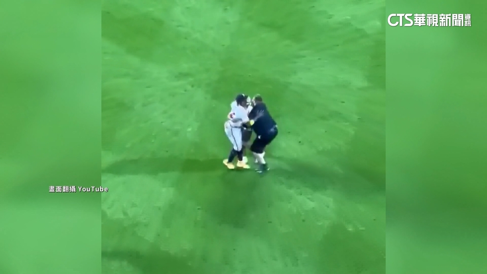 Acuna Jr.30轟60盜差一步　瘋狂球迷衝進場熊抱