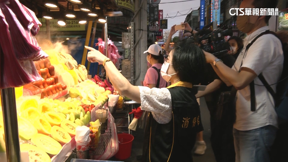 松山饒河夜市遭投訴「高價水果」　台北市消保官稽查