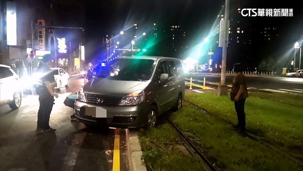 高雄輕軌又遭闖！　疑路況不熟卡軌道　警協助脫困