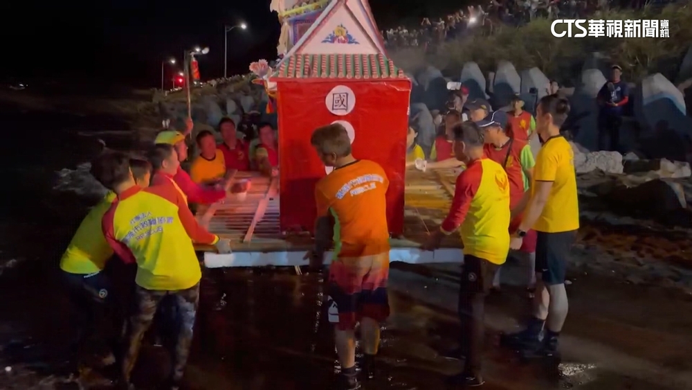 雞籠中元祭！望海巷放水燈+煙火祈福吸人潮