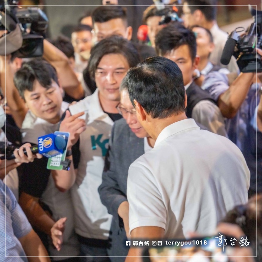 同框「僅握手」咖啡沒喝成　郭台銘再喊話柯文哲：一起喝奶茶