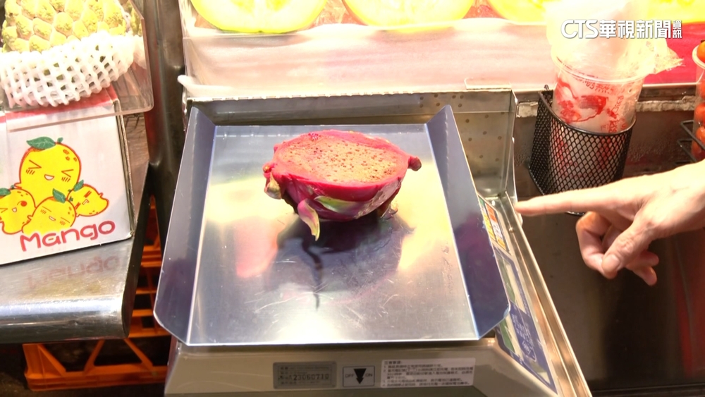 越籍客買水果疑遭惡意抬價　消保官突襲饒河夜市