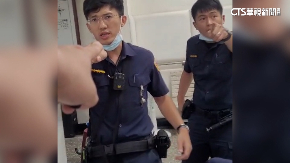 申訴遭竊聽？男報警錄影遭阻失控　被壓制上銬