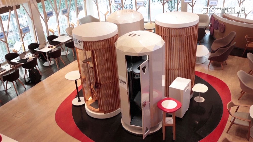 東京咖啡館推「立睡膠囊」　睡20分鐘恢復體力