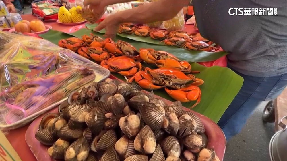 好兄弟痛風餐？　芳苑普渡獻88隻螃蟹.18隻大龍蝦