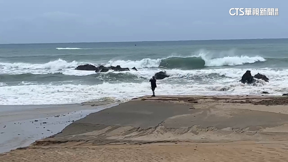 蘇拉侵襲狂風驟雨！恆春10級風　海邊掀3米浪