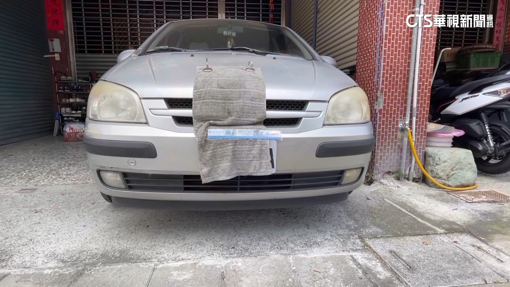 車輛違停騎樓占用人行道　「抹布遮車牌」躲檢舉